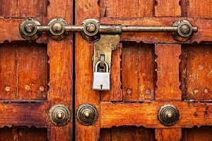 हल्द्वानी: 200 घरों में ताला लगा, तब पुलिस ने घेरा बनभूलपुरा