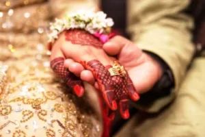 हल्द्वानी: किन्नर से रचाया ब्याह, सिंधी चौक पर बाप-बेटे में जूतमपैजार