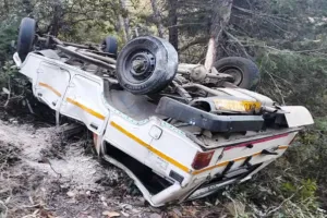 भीमताल: धारी के पास मैक्स के खाई में गिरने से 10 यात्री हुए घायल