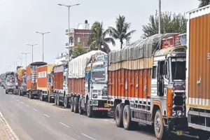 बरेली: हल्द्वानी से आने लगे ट्रक, ट्रांसपोर्टर्स और व्यापारियों को राहत,  बवाल के चलते दो दिन से थमे थे रेत, बजरी और लोहे के पाइप से लदे ट्रकों के पहिये