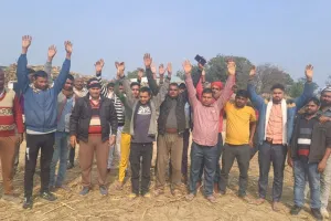 गोंडा: चार दिन से ठप है क्रय केंद्र, सेंटर पर सूख रहा गन्ना, किसानों ने किया प्रदर्शन 