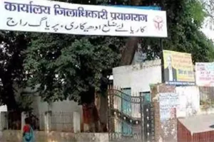 प्रयागराज: जिलाधिकारी कार्यालय में तैनात बाबू को रिश्वत लेते एंटी करप्शन ने किया गिरफ्तार