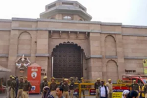 वाराणसी: कड़ी सुरक्षा के बीच ज्ञानवापी मस्जिद परिसर में शांतिपूर्ण ढंग से अदा की गई जुमे की नमाज 