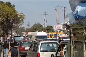 बहराइच: ट्रैफिक पुलिसकर्मी रहे नदारद, सड़क पर लगा रहा लंबा जाम, फंसी रही एंबुलेंस, देखें Video