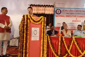 अयोध्या: विश्वविद्यालय व कॉलेज के विकास में कर्मियों की अहम भूमिका, बोले महापौर 