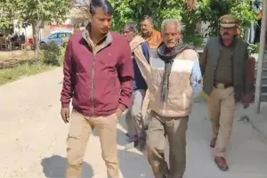 दबंगो के आतंक से तंग आकर दो भाइयों ने तहसील परिसर में किया आत्मदाह का प्रयास, मची भगदड़