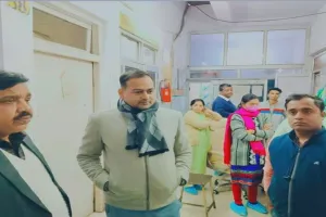 गोंडा: अस्पताल पहुंच डीपीओ ने जाना नवजात का हाल, गन्ने के खेत में मिला था शिशु 