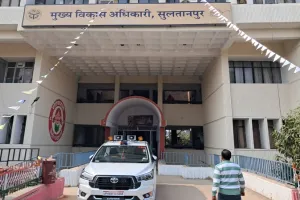 सुलतानपुर: फावड़ा और झाड़ू की जगह हाथ में माउस व फाइलें, बाबू बन दफ्तर का काम निपटा रहे सफाईकर्मी