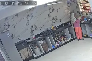 आगरा: सीसीटीवी में नौकरानी की हरकत देख सन्न रह गया परिवार, खाने में मिलाती थी....