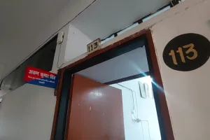 बाराबंकी: फरियादियों को भ्रमित कर रहा है विकास भवन का बोर्ड, सीडीओ का भी कमरा नंबर भी दिख रहा गलत 