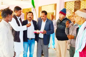 अयोध्या: किसानों के मसीहा को भारत रत्न पर रालोद में हर्ष, बांटी मिठाई 