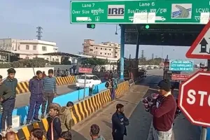 फिरोजाबाद: टूंडला टोल प्लाजा पर भिड़ गए युवा मोर्चा के पदाधिकारी और टोल कर्मी, युवा मोर्चा ने लगाया जाम, देखें वीडियो