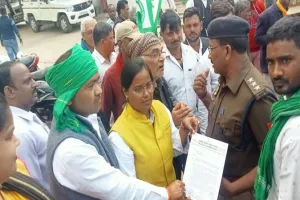 प्रयागराज: प्रशासन के आश्वासन पर पत्रकारों और किसान संगठनों का धरना हुआ समाप्त, जानें मामला