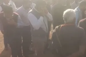 Chitrakoot News: अधिकारियों के सामने ग्रामीणों ने किया सांसद का विरोध...इस बात पर जताया गुस्सा