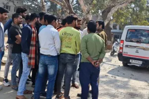 UP Police Exam: पेपर लीक होने पर विरोध में उतरे परीक्षार्थी... पुलिस के आते ही मची भगदड़, फिर हुआ ये
