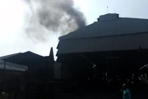 Unnao Fire: लोहे के एंगल बनाने वाली फैक्ट्री में लगी भीषण आग... धुएं का गुबार, श्रमिकों ने बाहर निकलकर बचाई जान