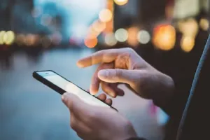 मुरादाबाद : गत्ता व्यापारी का पहले मोबाइल खोया, फिर खाते से निकल गए चार लाख रुपये