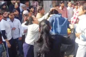 किच्छा: मुख्य बाजार में युवती को पीटा, वीडियो वायरल