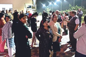 Kanpur News: केडीए सिग्नेचर ग्रींस अपार्टमेंट में लोग पानी को तरसे; समाधान न होने पर किया हंगामा...विकास नगर रोड रही जाम...