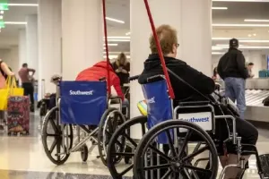 मुंबई हवाई अड्डा: व्हीलचेयर नहीं मिलने पर पैदल चलकर गए 80 वर्षीय यात्री की मौत