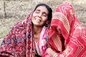 Etawah: परिजनों की साढ़े तीन साल की मेहनत के बाद खुला जांच का पन्ना... मृतका की मां बोली- हत्यारोपियों को मिले कड़ी सजा