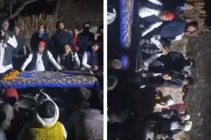  UP: लोकसभा उम्मीदवार नवल किशोर शाक्य की सभा में युवक ने लगाया राम का नारा... गुर्गों ने धमकी देकर निकाला बाहर, देखें- VIDEO