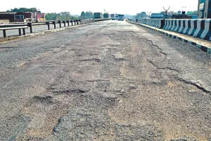 Kanpur: जाजमऊ पुल पर महीने भर में उखड़ने लगा पैचवर्क... जगह-जगह दिख रहे गड्ढे, दे रहे भरे हादसे को अंदेशा