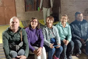 Etawah: ताखा पहुंचे स्पेनिश पर्यटक... गावों का भ्रमण कर जाने रीति रिवाज व भारतीय संस्कृति, खेतों को देख बोले- कितनी अच्छी हरियाली है