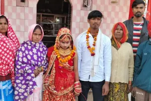 Unnao News: सजातीय होने पर भी घरवाले नहीं हुए राजी, मंदिर में प्रेमी-युगल ने लिए फेरे, पूर्व में घर से भाग चुके थे...