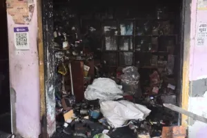 Unnao: शार्ट सर्किट से इलेक्ट्रॉनिक की दुकान में लगी आग... धुआं निकलता देख मचा हड़कंप, पांच लाख का माल जलकर राख