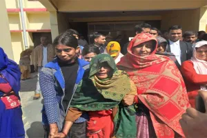 गोंडा: हत्यारोपी डॉक्टर की गिरफ्तारी की मांग को लेकर एसपी से मिले परिजन, बाहर निकलते ही फूट-फूटकर रोने लगी मां
