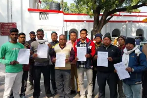 बहराइच: 5G के दौर में 3G की भी नहीं मिल रही सुविधा, थारू जनजाति ने जिला मुख्यालय पहुंच किया प्रदर्शन, की नारेबाजी