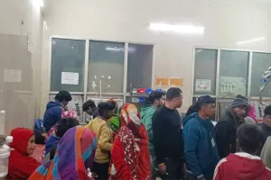 बहराइच: अब लड़की पक्ष के चार लोग हुए फूड प्वाइजनिंग के शिकार, जिला अस्पताल में कराए गए भर्ती