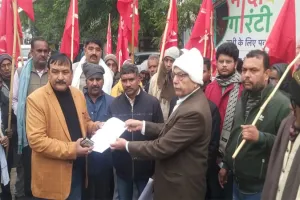 सुलतानपुर: बिजली के निजीकरण के विरोध में माकपा का प्रदर्शन, सौंपा ज्ञापन