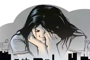 आगरा: सिलाई मशीन दिलाने के बहाने किया छात्रा से दुष्कर्म, पीड़िता को सड़क पर छोड़कर आरोपी हुआ फरार