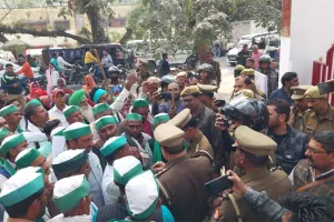 बहराइच: किसान नेताओं ने ट्रैक्टर लेकर डीएम कार्यालय में दिया धरना, सौंपा ज्ञापन, देखें VIDEO