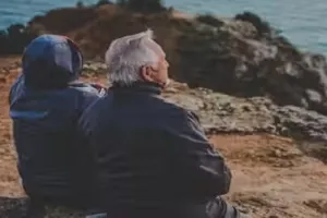 उम्र बढ़ने का डर वास्तव में अज्ञात का डर है, आधुनिक समाज इसे और बदतर बना रहा है