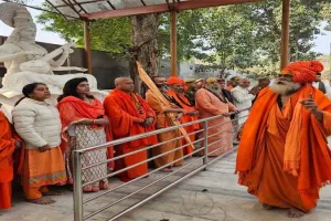 प्रयागराज का माघ मेला: गंगा पूजन के बाद अखाड़े के संतों ने शुरू की पंचकोसी परिक्रमा