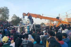 बहराइच: टायर फटने से चौराहे पर पलटा गन्ना लदा ट्रक, दो घण्टे तक लगा रहा जाम, देखें cctv footage 