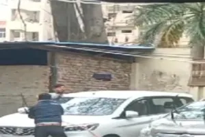 लखनऊ : साफ पानी बर्बाद कर रहे सरकारी विभाग, कार को चमकाने में हो रहा इस्तेमाल