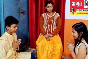 प्रयागराज: एक वैलेंटाइन ऐसा भी!, हाथों में नहीं मां के चरणों में फूल, बच्चों ने माथे पर ली माता के चरणों की धूल!