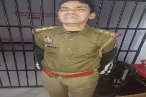 आगरा: पुलिस ने पकड़ा फर्जी इंस्पेक्टर, टैंपो चालकों से कर रहा था वसूली, वर्दी का दिखाता था रौब