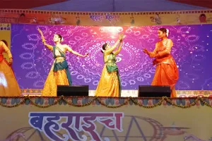 बहराइच महोत्सव के दूसरे दिन दिखी सांस्कृतिक छटा, थारू जनजाति के कलाकारों व छात्र-छात्राओं ने दिखायी प्रतिभा