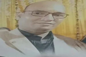 आगरा: सुबह कामवाली आई तो कांप गई उसकी रूह, फंदे पर लटका था मालिक का शव, बेड पर पड़ी थी मां और बेटे की लाश! 