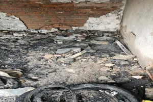 प्रयागराज: खाना बनाते समय धमाके के साथ सिलेंडर में लगी आग, कई मकानों में आई दरार, एक झुलसा