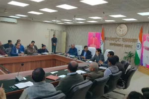 अंबेडकरनगर: 'किसी भी विभाग में नहीं होना चाहिए डिफाल्टर', जानिए किस बात पर अधिकारियों पर 'गर्म' हो गए डीएम?