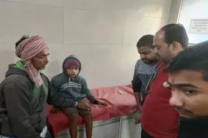 बहराइच: विद्यालय जा रहे छात्र पर कुत्ते ने किया हमला, हुआ लहुलुहान