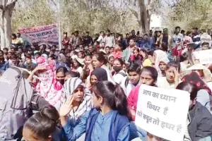 यूपी पुलिस सिपाही भर्ती परीक्षा में पेपर लीक का मामला गर्माया, सैकड़ों अभ्यर्थियों ने इको गार्डेन में किया जोरदार प्रदर्शन, VIDEO