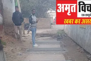 Amrit Vichar Impact: बहराइच में ईओ ने कर्मचारियों को भेज कर नाली की कराई सफाई