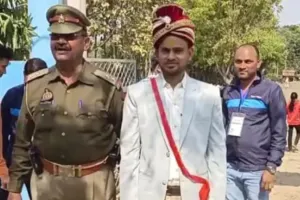 Mahoba: दूल्हा पहुंच गया यूपी पुलिस परीक्षा देने; बाराती करते रहे इंतजार... परीक्षा केंद्र में कुछ ऐसा रहा नजारा... पढ़ें पूरी खबर... 